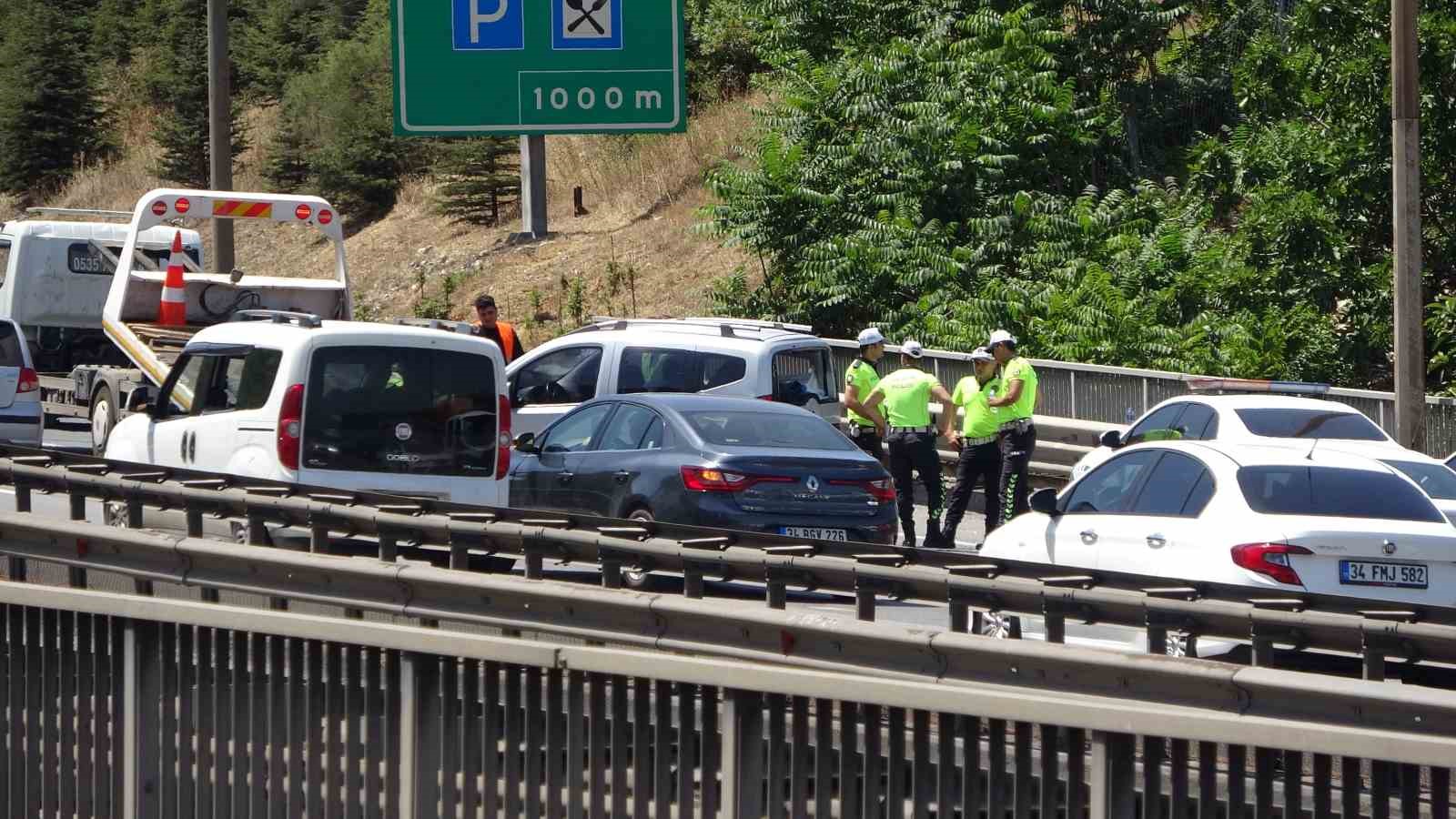 Meydana gelen kazada TEM Otoyolu’nda kilometrelerce araç kuyruğu oluştu
