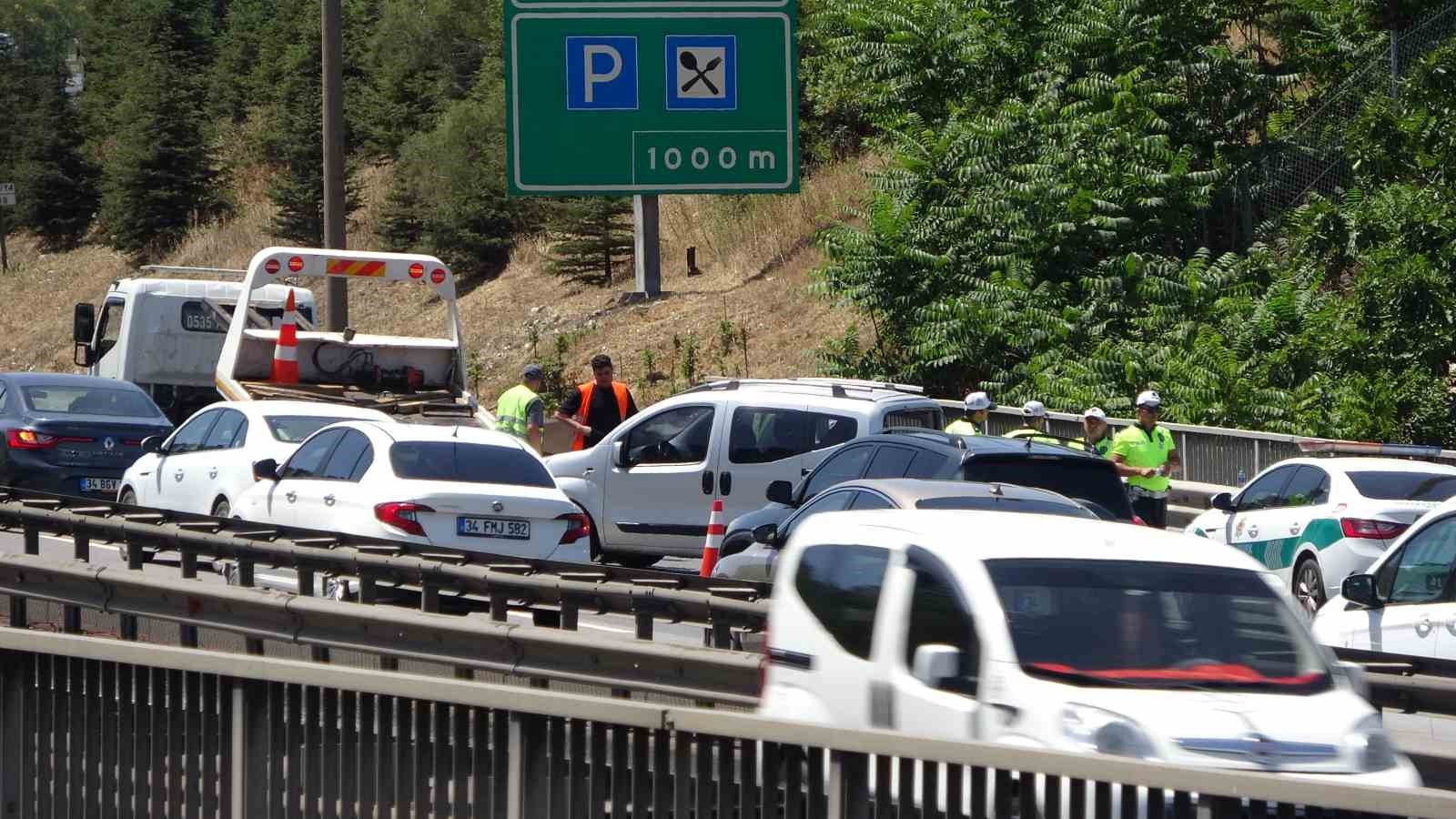 Meydana gelen kazada TEM Otoyolu’nda kilometrelerce araç kuyruğu oluştu
