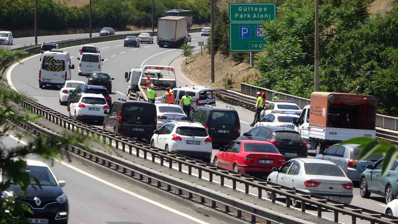 Meydana gelen kazada TEM Otoyolu’nda kilometrelerce araç kuyruğu oluştu
