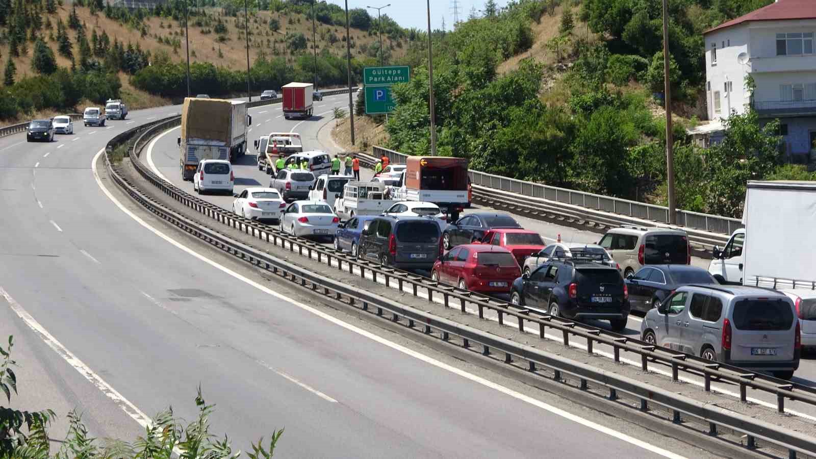 Meydana gelen kazada TEM Otoyolu’nda kilometrelerce araç kuyruğu oluştu
