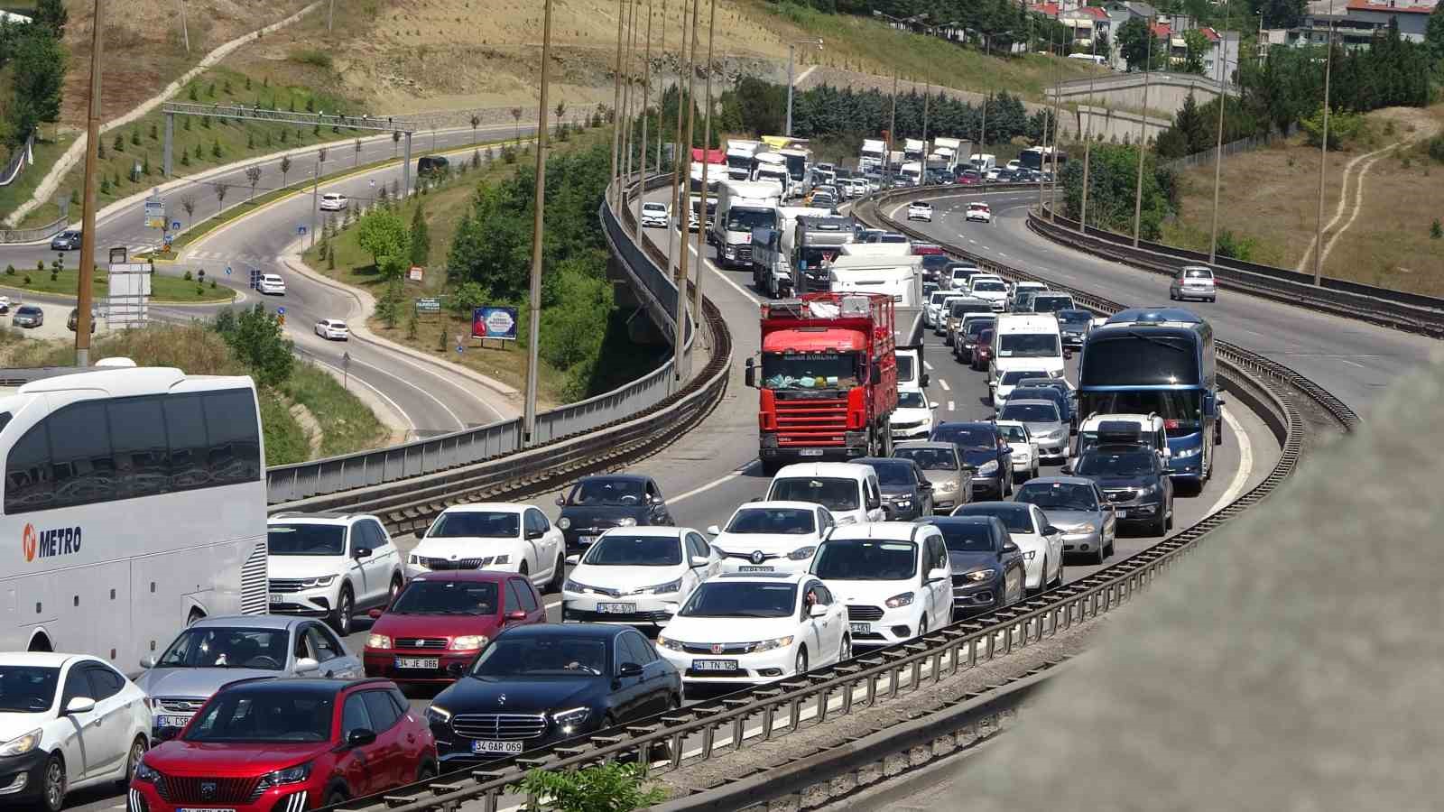 Meydana gelen kazada TEM Otoyolu’nda kilometrelerce araç kuyruğu oluştu
