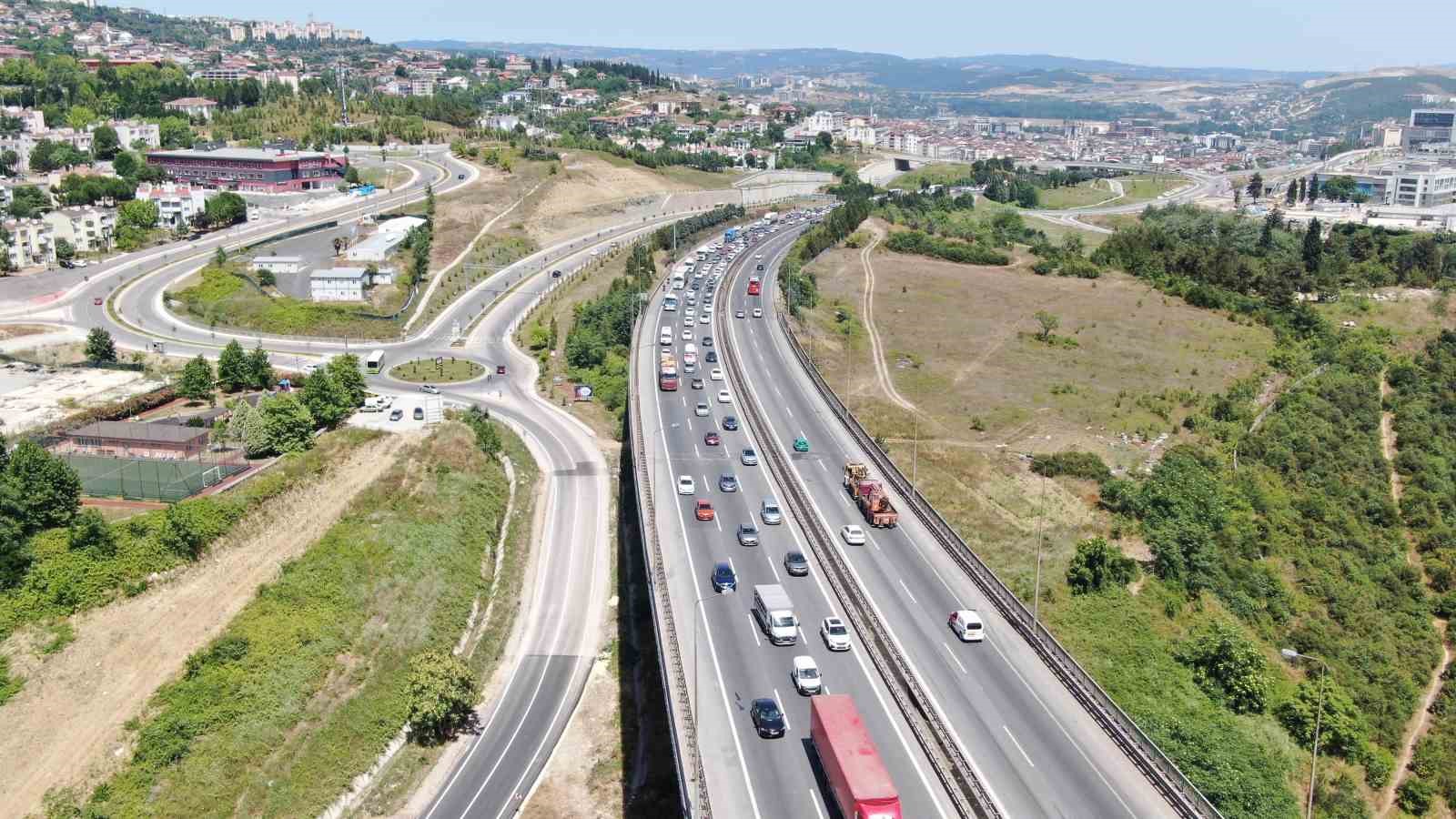 Meydana gelen kazada TEM Otoyolu’nda kilometrelerce araç kuyruğu oluştu
