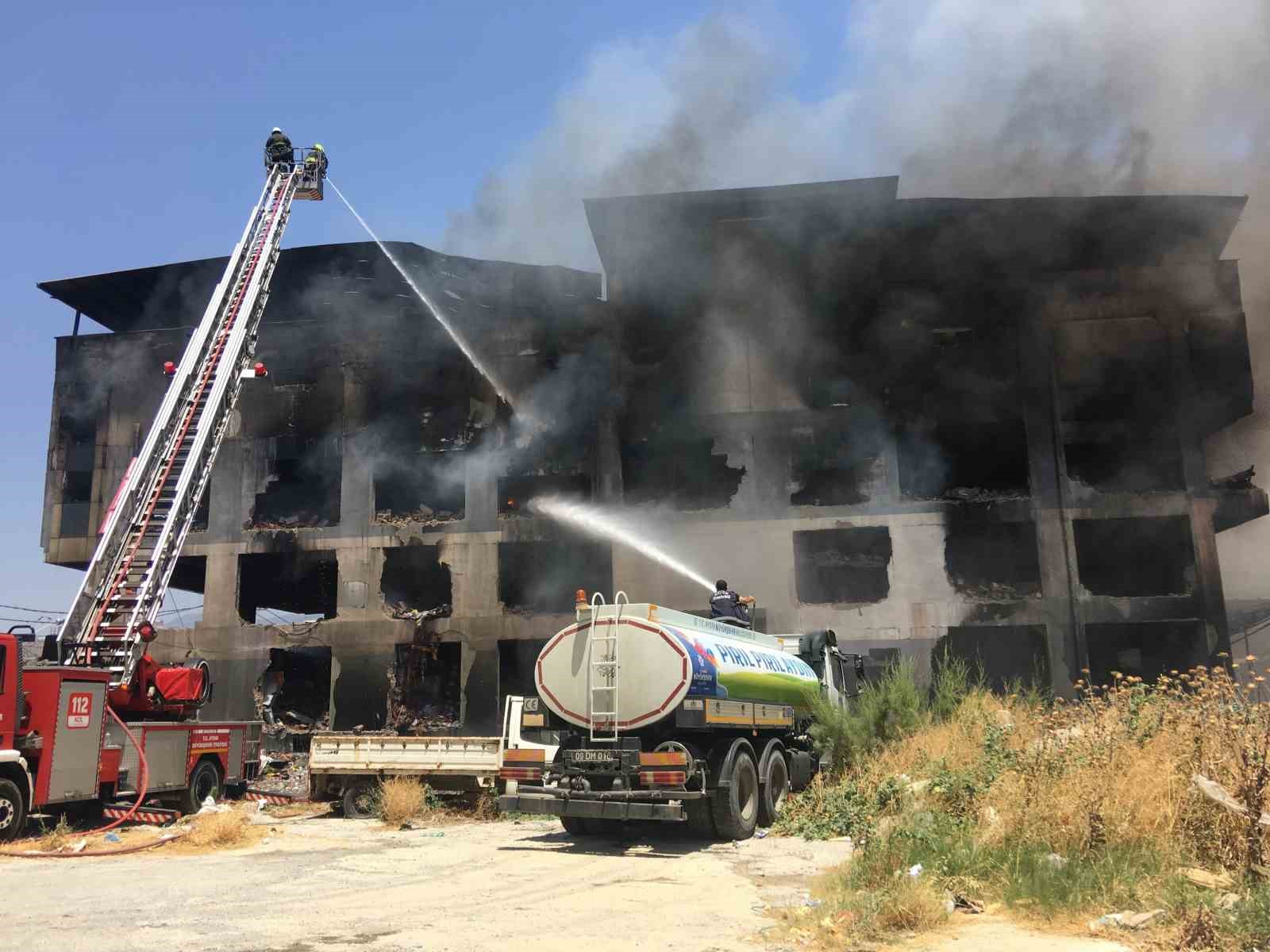 Aydın OSB’deki yangında 2 itfaiye personeli dumandan etkilendi
