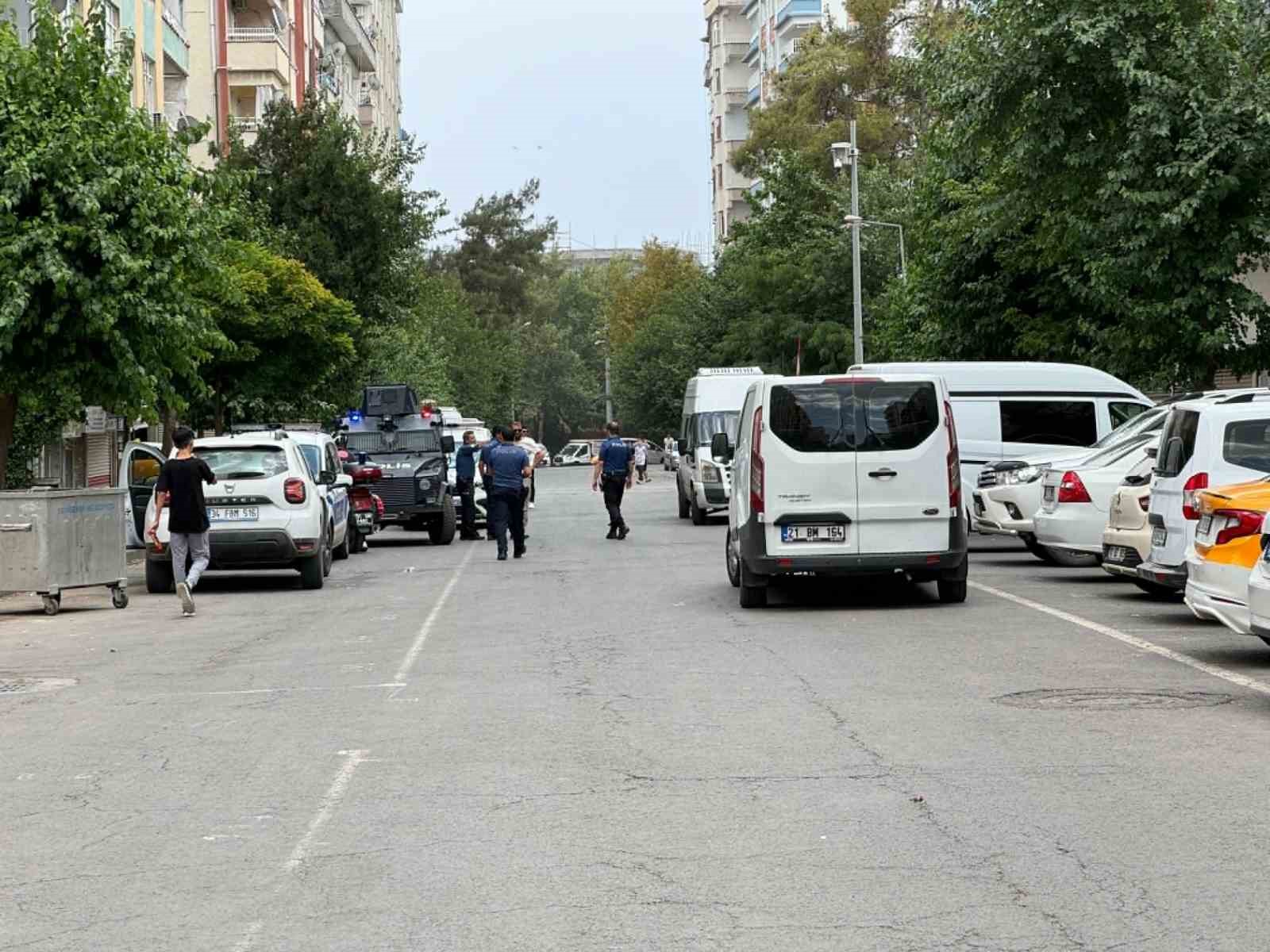 Diyarbakır’da anlaşma masasında silahlar konuştu: 4 yaralı
