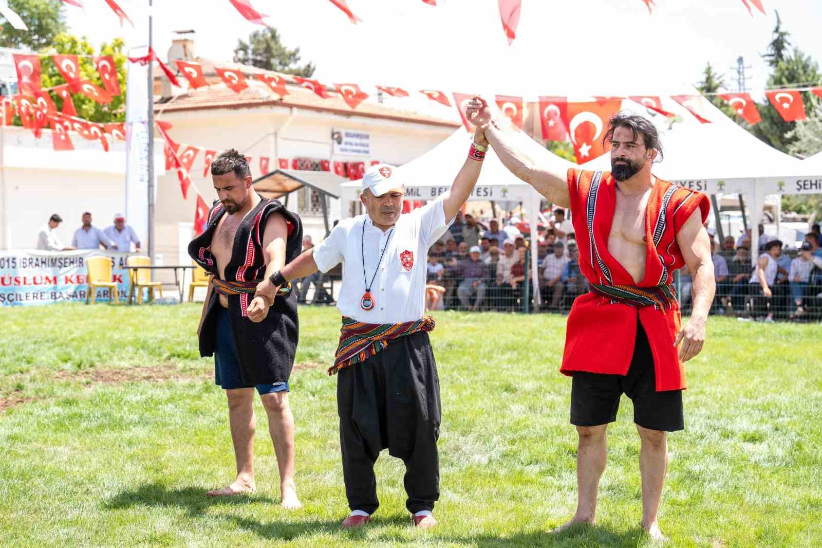 İbrahimşehir Geleneksel Aşırtmalı Aba Güreşi Şehitkamil ev sahipliğinde başladı
