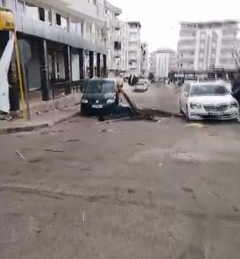 Gaziantep’te şiddetli rüzgar çatıları uçurdu, ağaçları kökünden söktü
