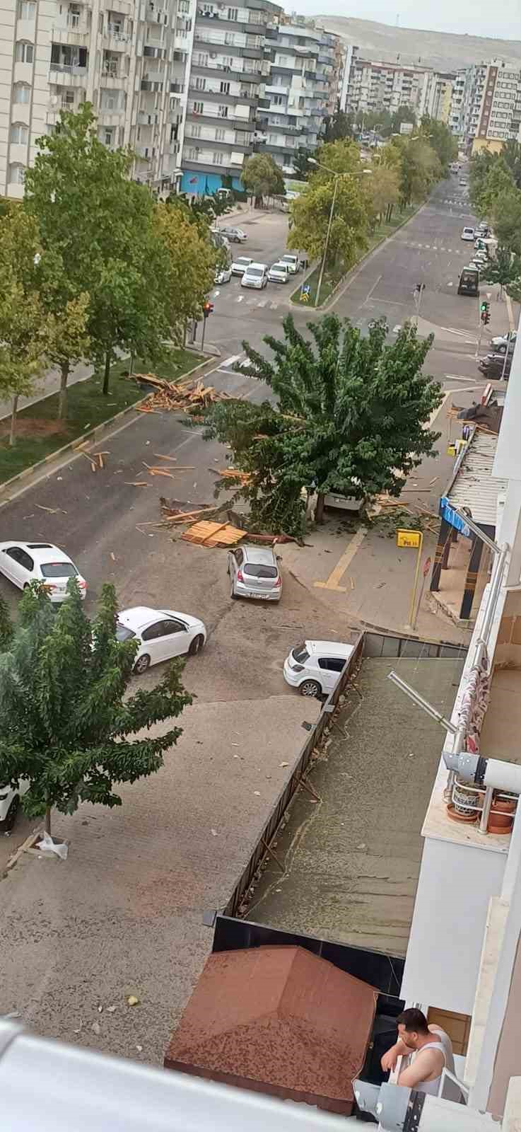 Gaziantep’te şiddetli rüzgar çatıları uçurdu, ağaçları kökünden söktü
