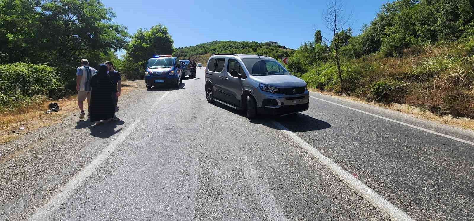 Yalova’da karşı şeritten gelen 2 araca çarpan motosiklet sürücüsü yaralandı
