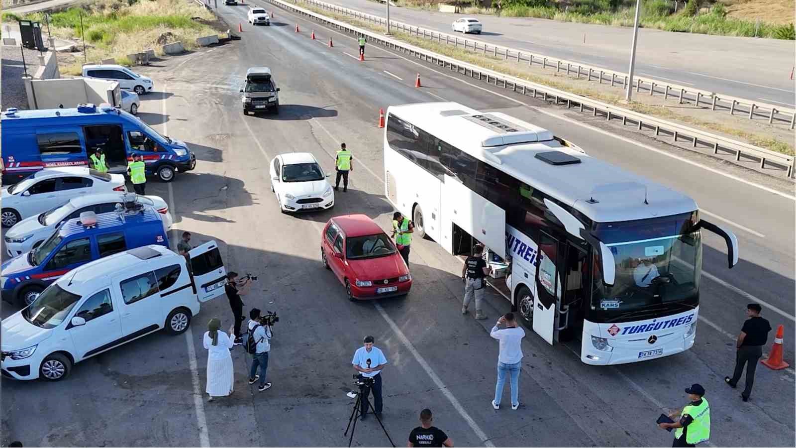 43 ilin geçiş güzergahında narkotik denetimi: Araçlar tek tek duruldu
