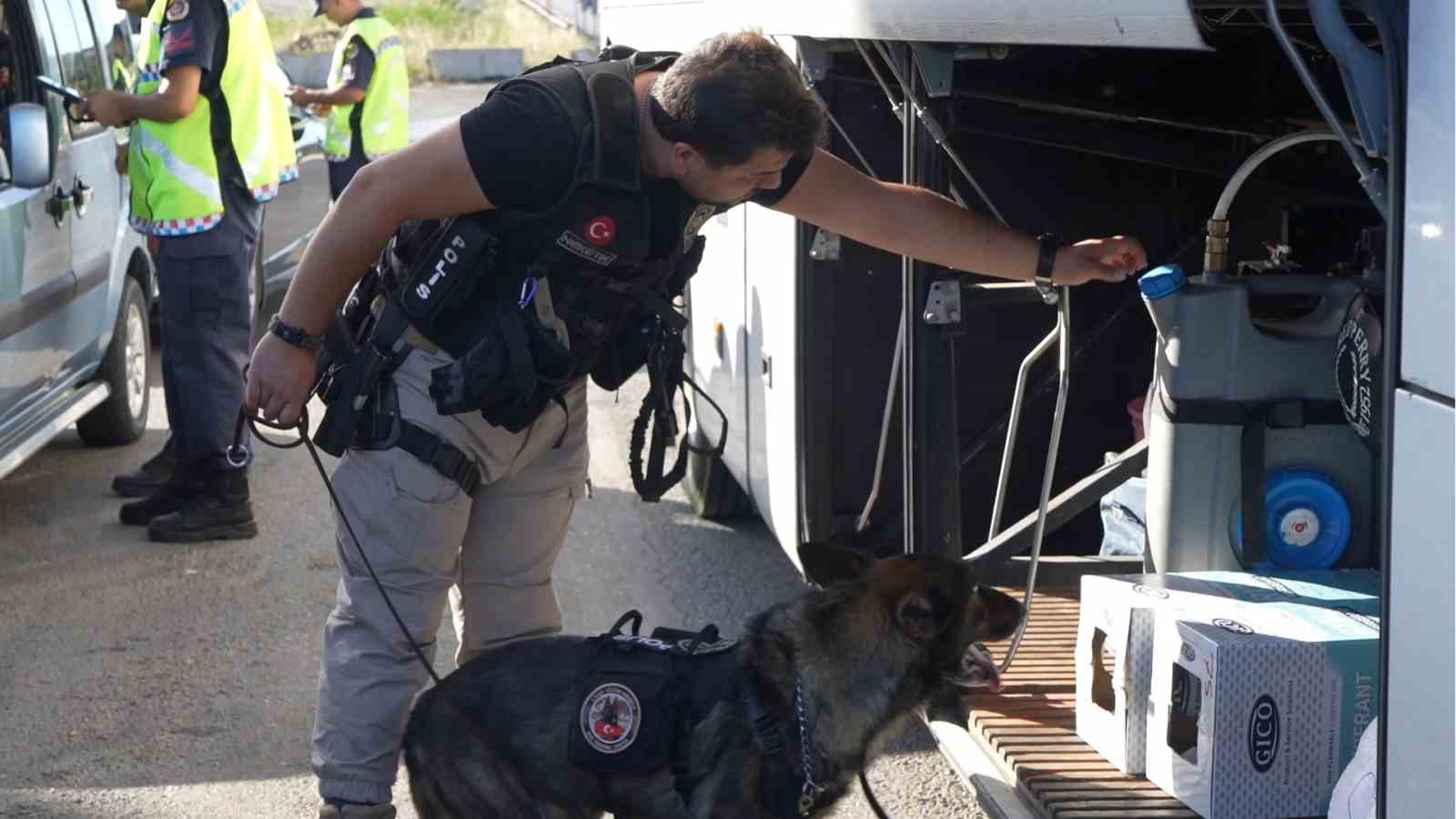 43 ilin geçiş güzergahında narkotik denetimi: Araçlar tek tek duruldu
