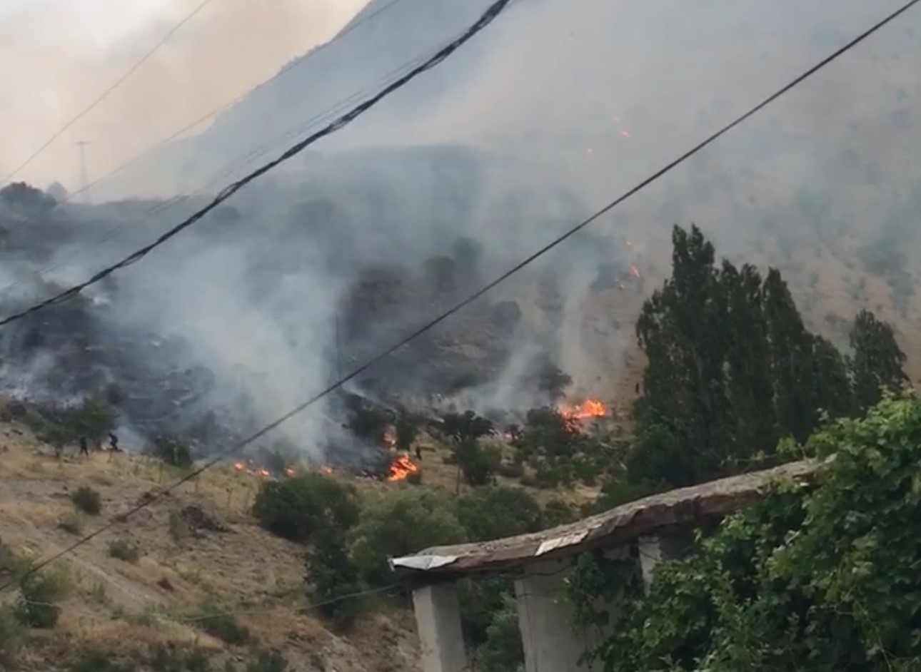 Hakkari’de anız yangını yerleşim yerlerine sıçradı
