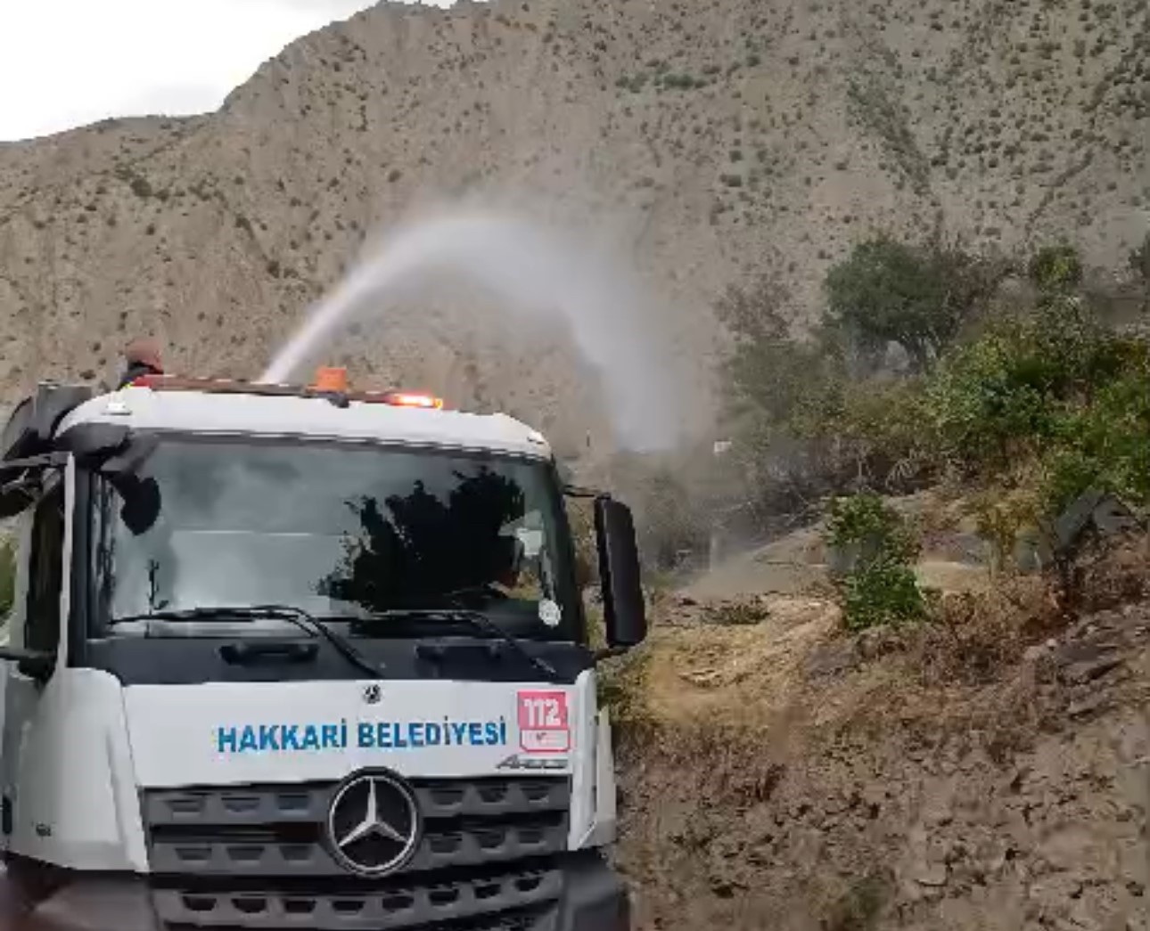 Hakkari’de anız yangını yerleşim yerlerine sıçradı
