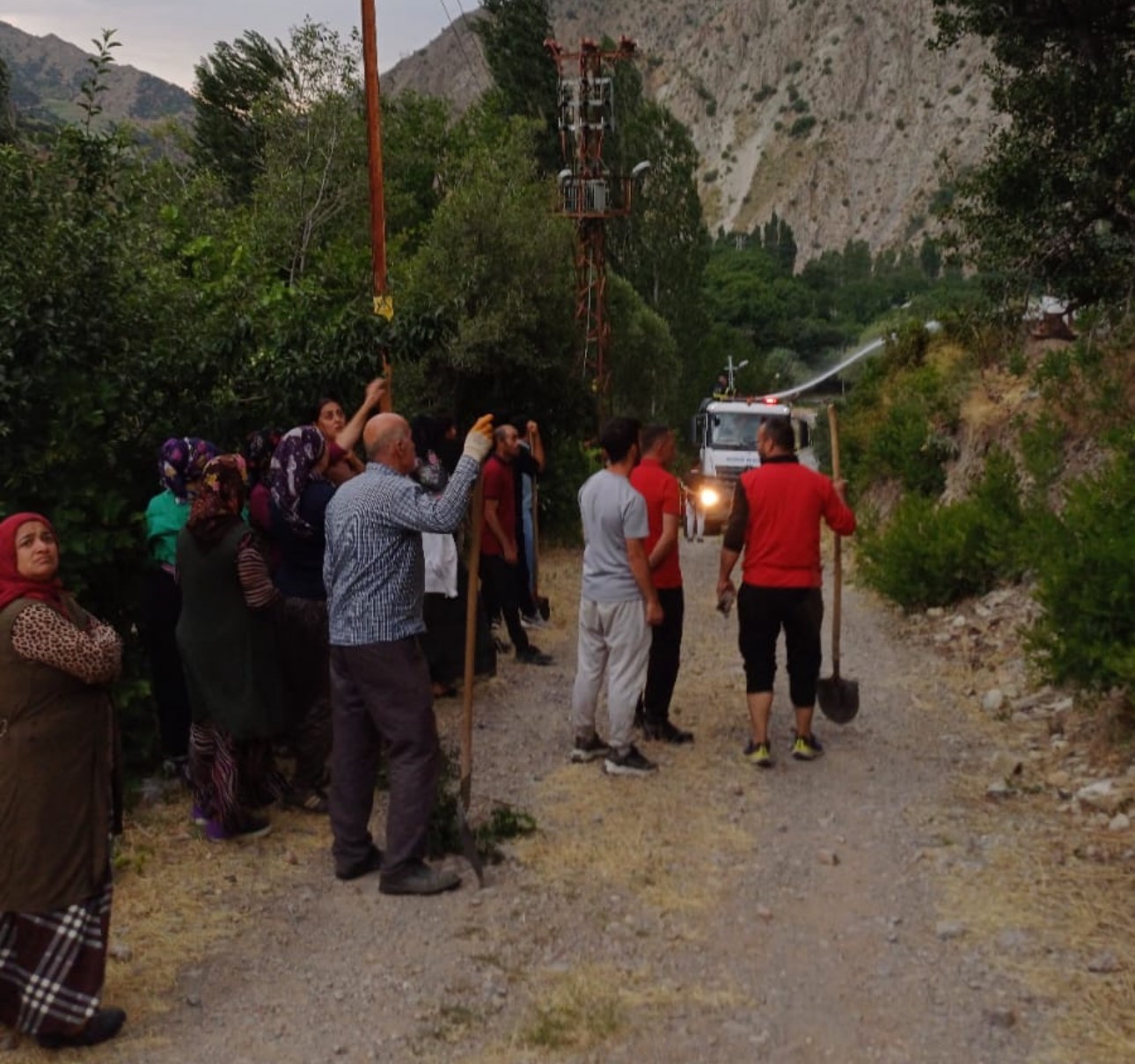 Hakkari’de anız yangını yerleşim yerlerine sıçradı
