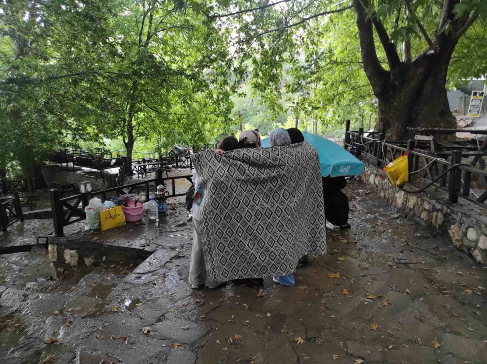 Sıcaktan kaçan piknikçiler yağmura yakalandı
