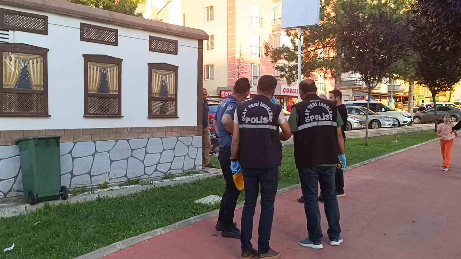 Magandalar çocuk parkında havaya ateş açtı, saçmalar bir evin camına isabet etti
