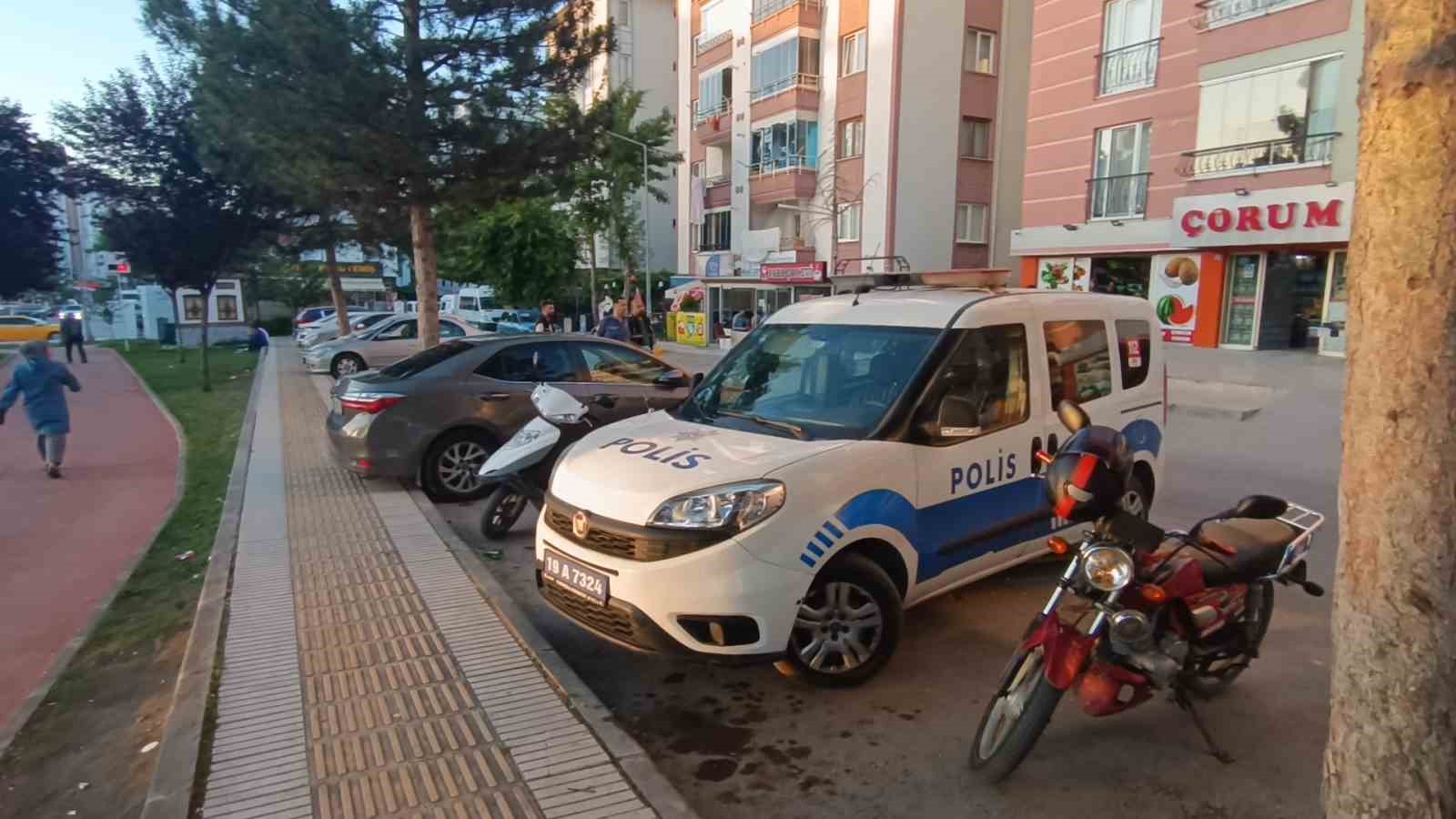 Magandalar çocuk parkında havaya ateş açtı, saçmalar bir evin camına isabet etti
