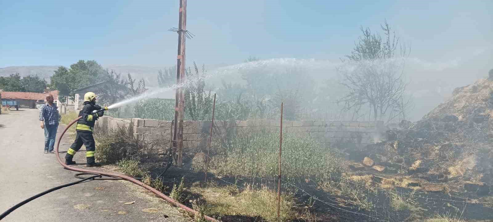 Saman balyalarının bulunduğu alanda çıkan yangın itfaiye tarafından söndürüldü
