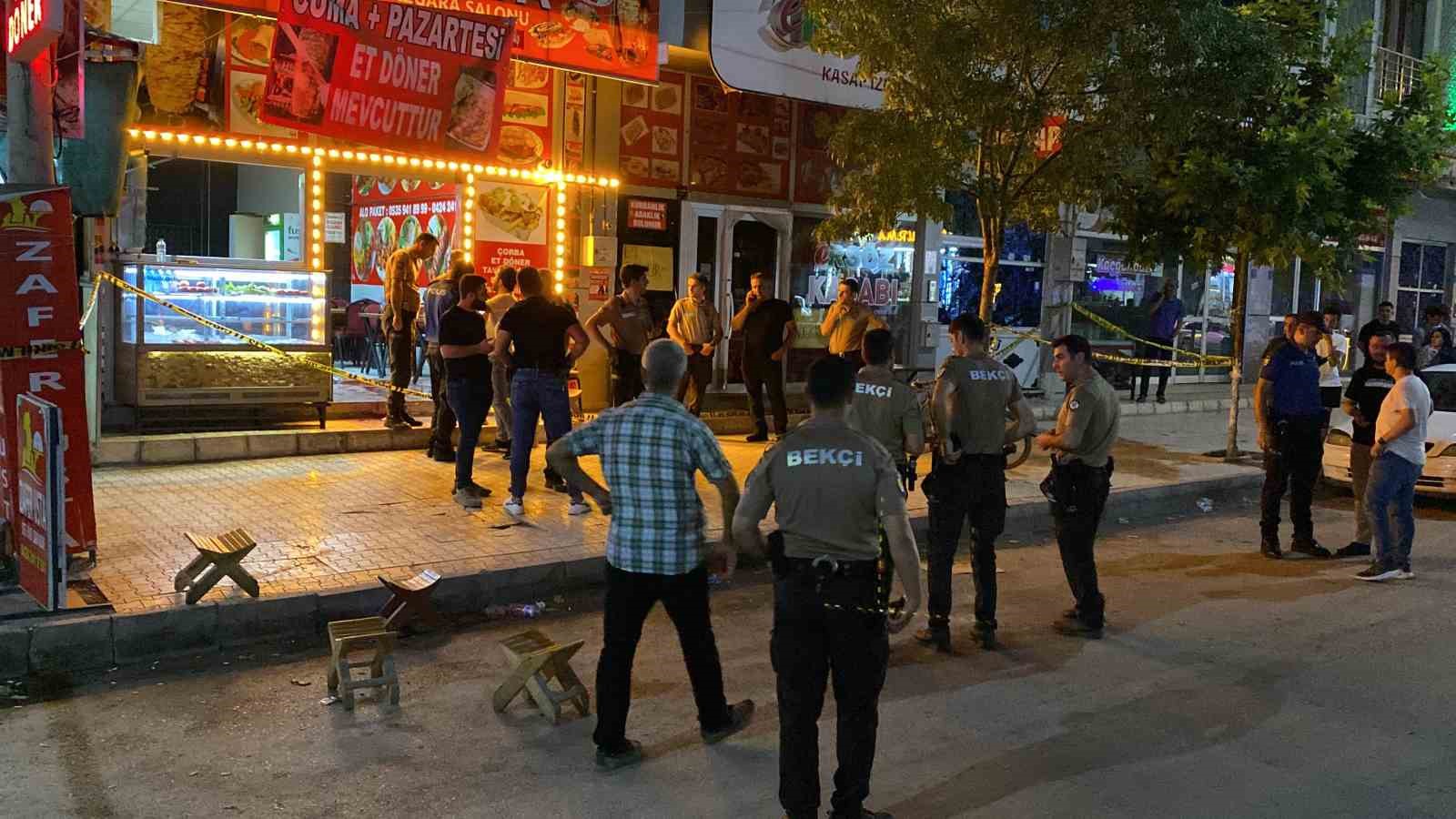 Lokantada yemek yiyen husumetlilerine kurşun yağdırdı: 3 yaralı
