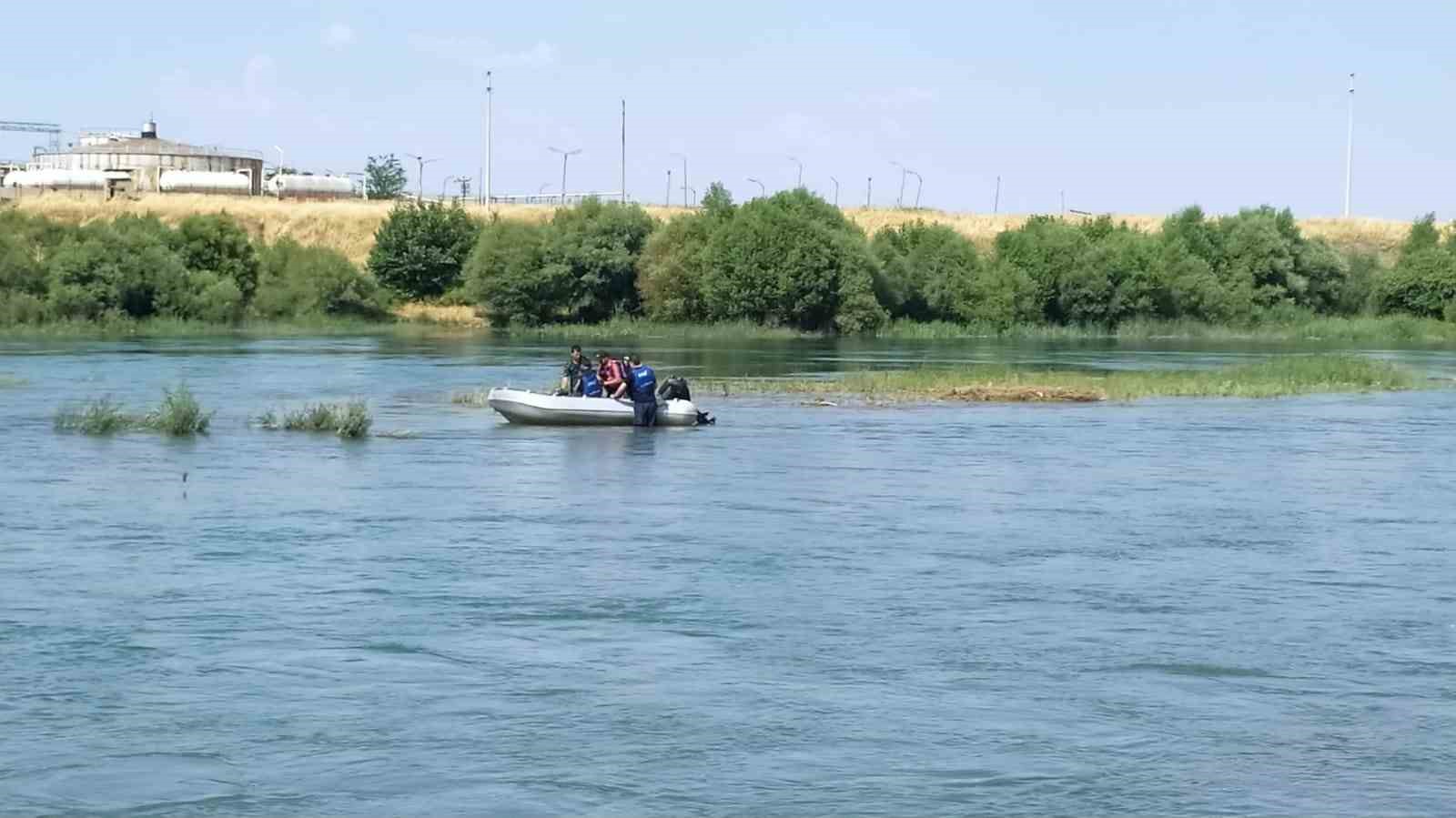 Dicle Nehri’ndeki adacıkta mahsur kalan aile kurtarıldı
