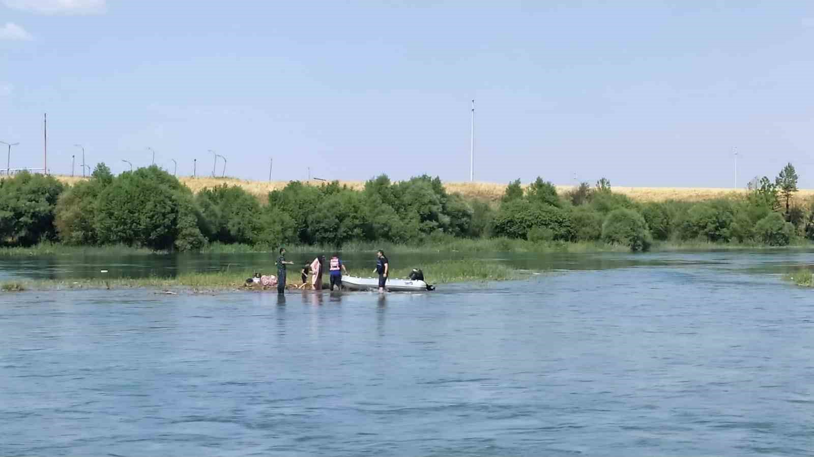 Dicle Nehri’ndeki adacıkta mahsur kalan aile kurtarıldı
