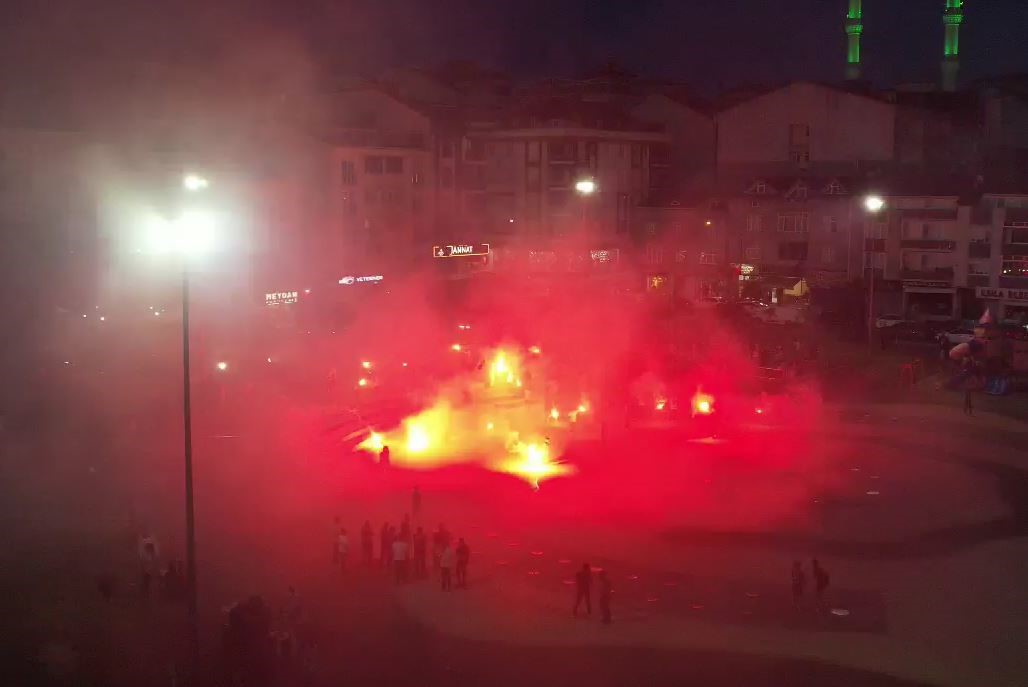 İstanbul’da taraftar grubu havai fişekli kutlama yaptı, ev ve ormanda yangın çıktı
