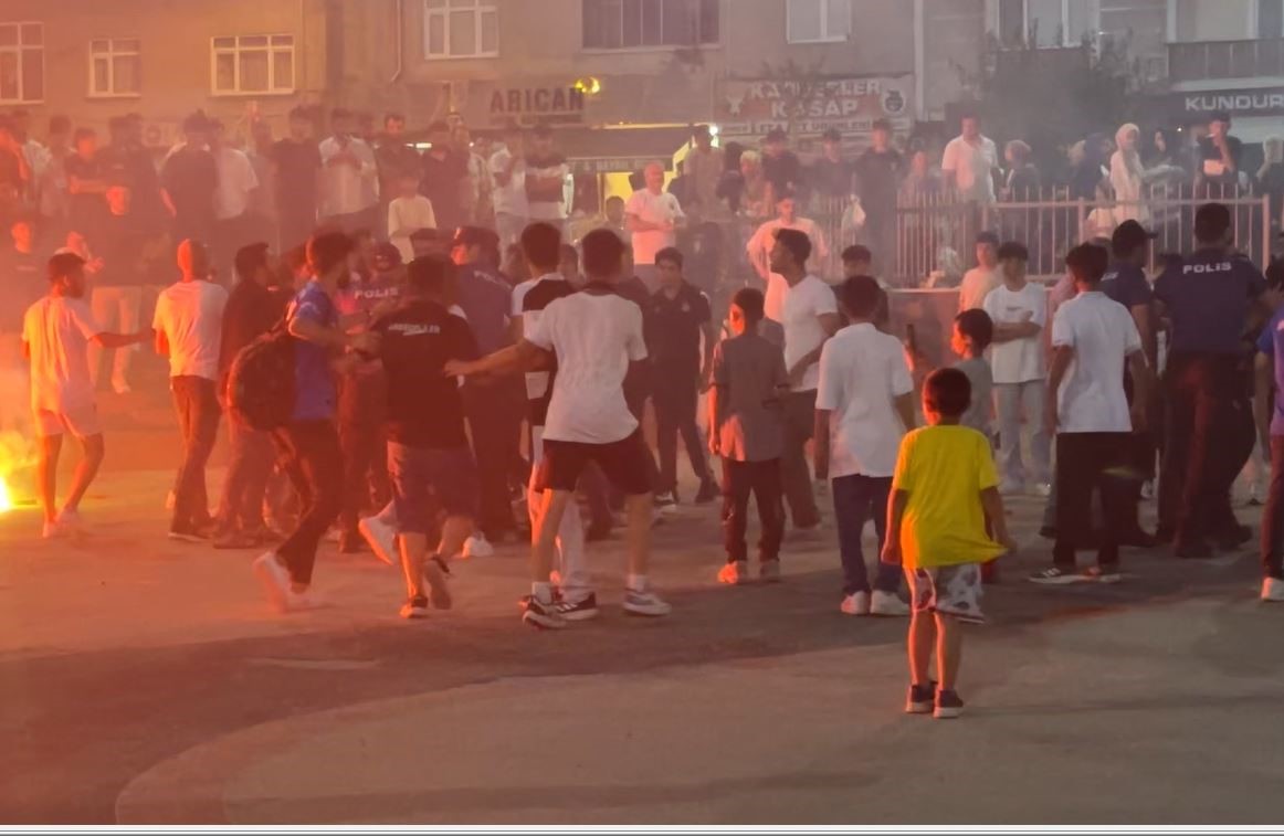 İstanbul’da taraftar grubu havai fişekli kutlama yaptı, ev ve ormanda yangın çıktı
