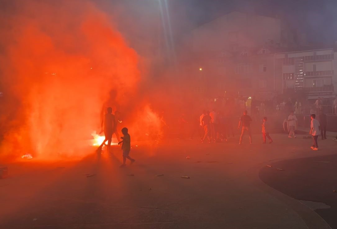 İstanbul’da taraftar grubu havai fişekli kutlama yaptı, ev ve ormanda yangın çıktı
