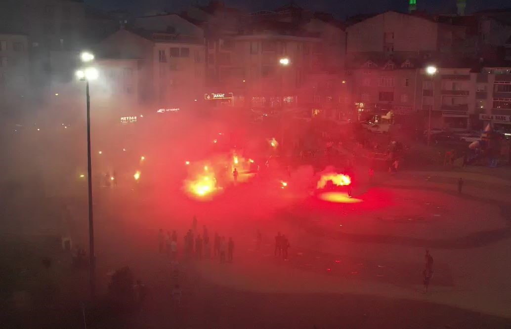 İstanbul’da taraftar grubu havai fişekli kutlama yaptı, ev ve ormanda yangın çıktı
