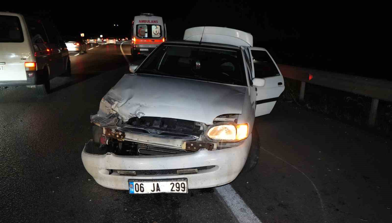 Tekeri kopan otomobil bariyere çarptı: 4 kişilik aile yara almadan kurtuldu
