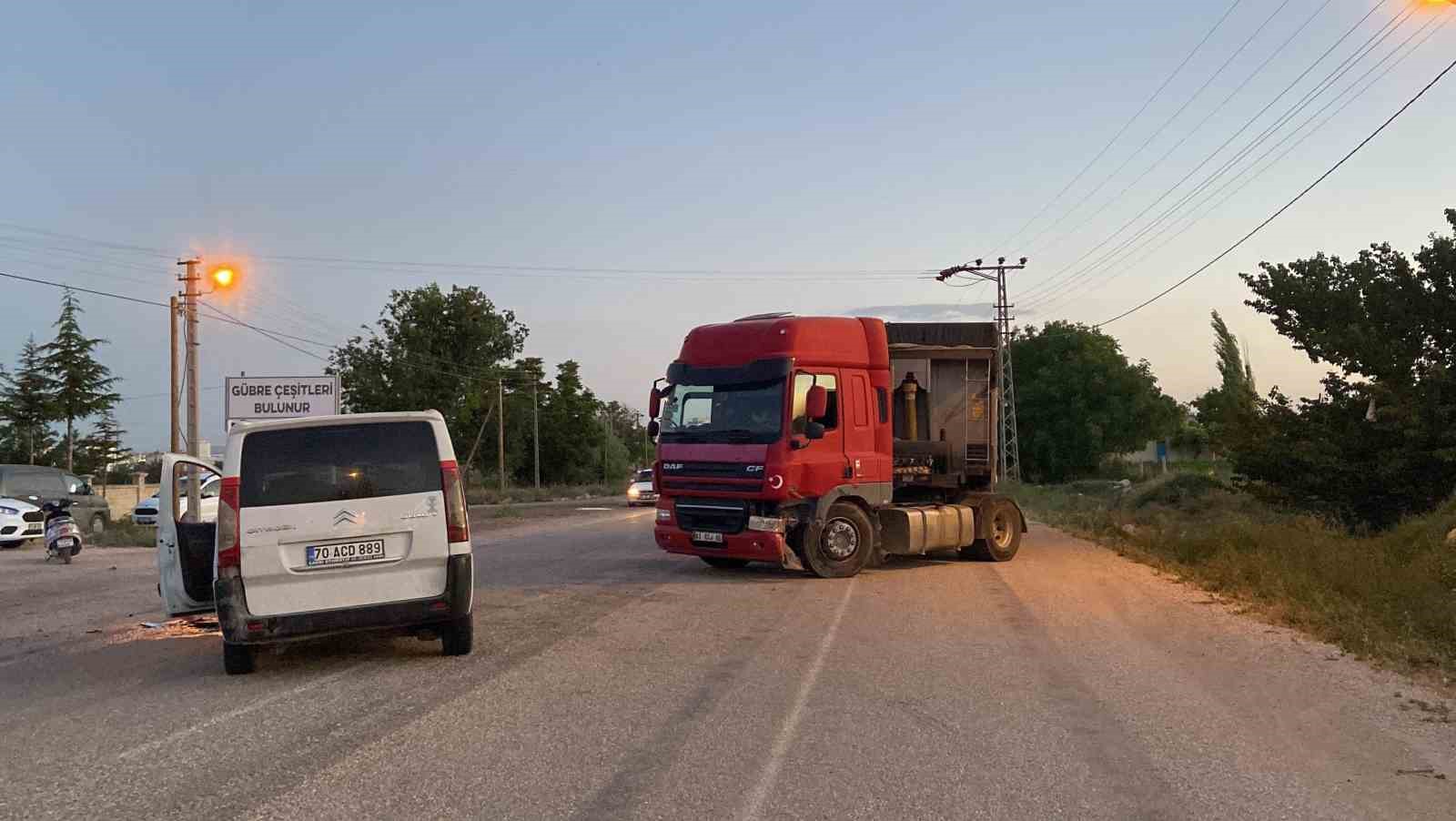 Hafif ticari aracın tır ile çarpışma anı kamerada: 1 yaralı
