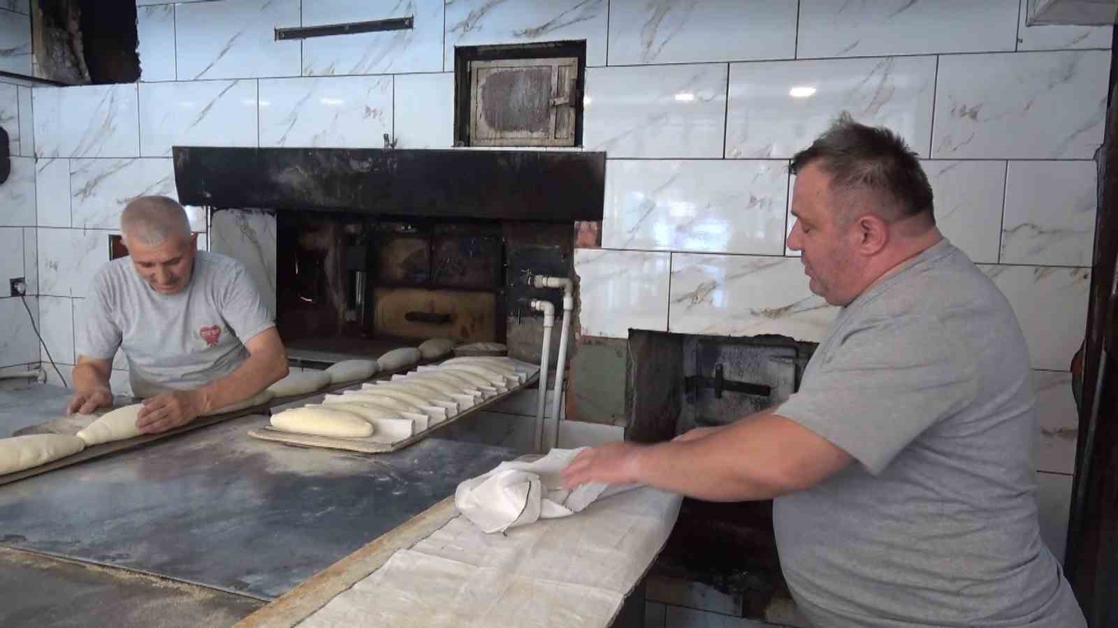 Kütahyalı fırın çalışanlarının bunaltıcı sıcaklarda zorlu mesaisi
