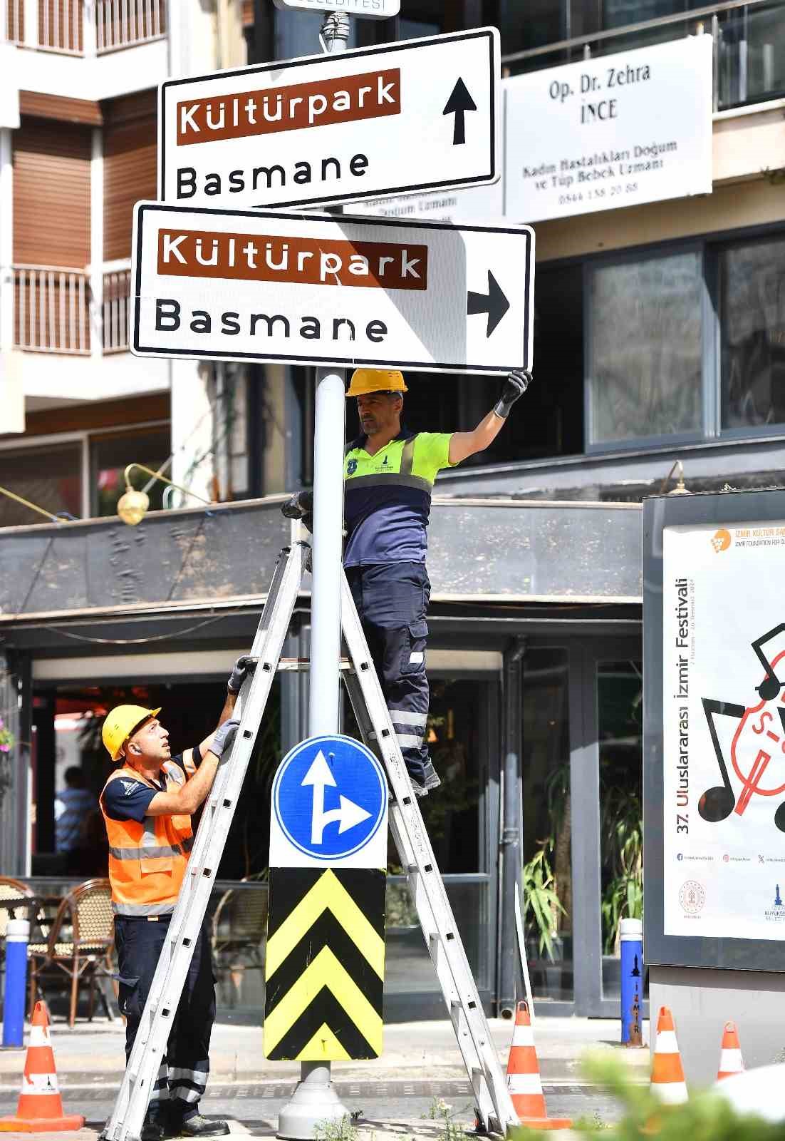 İzmir Büyükşehir, yılda 15 bin trafik levhası monte ediyor
