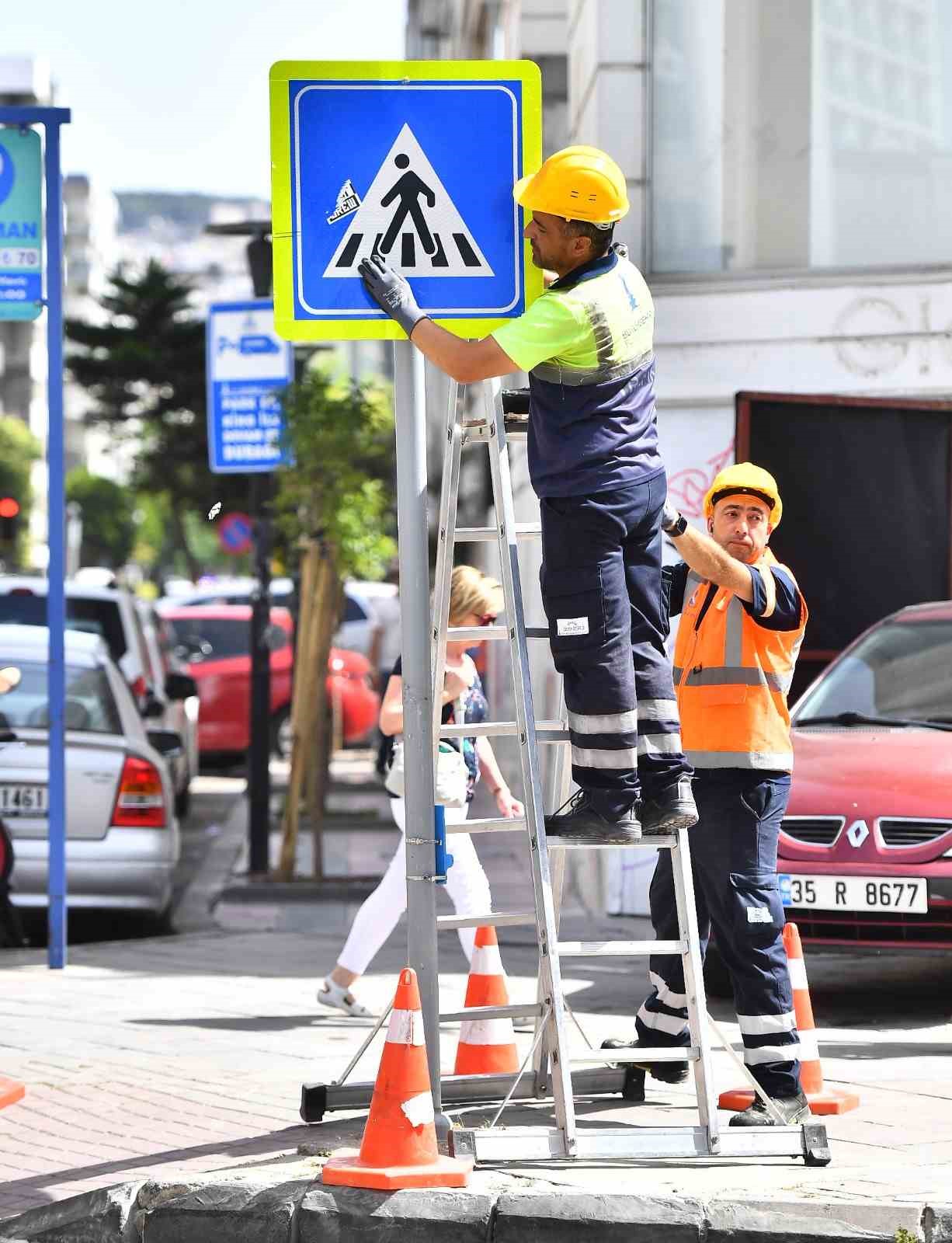 İzmir Büyükşehir, yılda 15 bin trafik levhası monte ediyor
