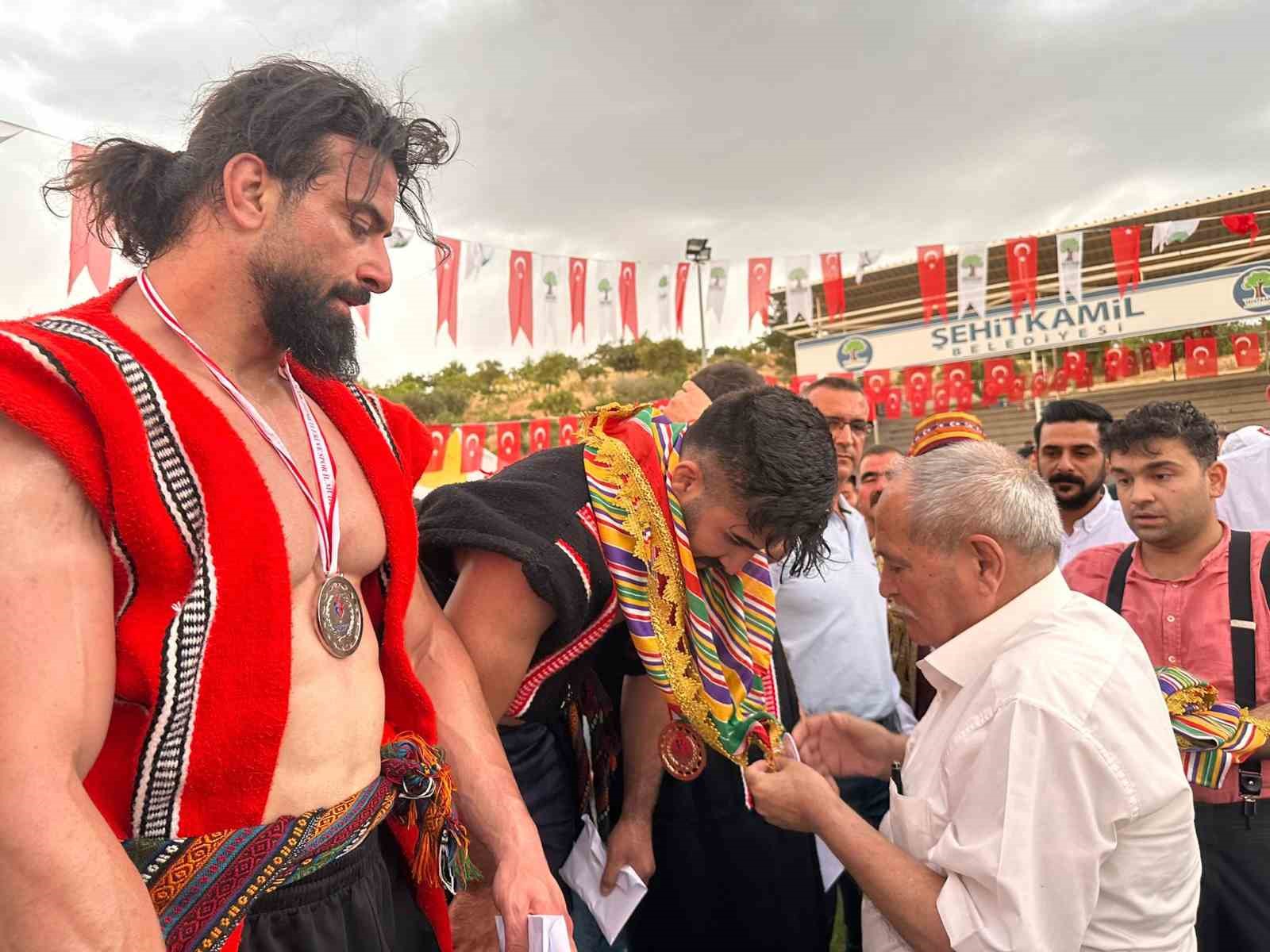 420 güreşçi er meydanında ter döktü
