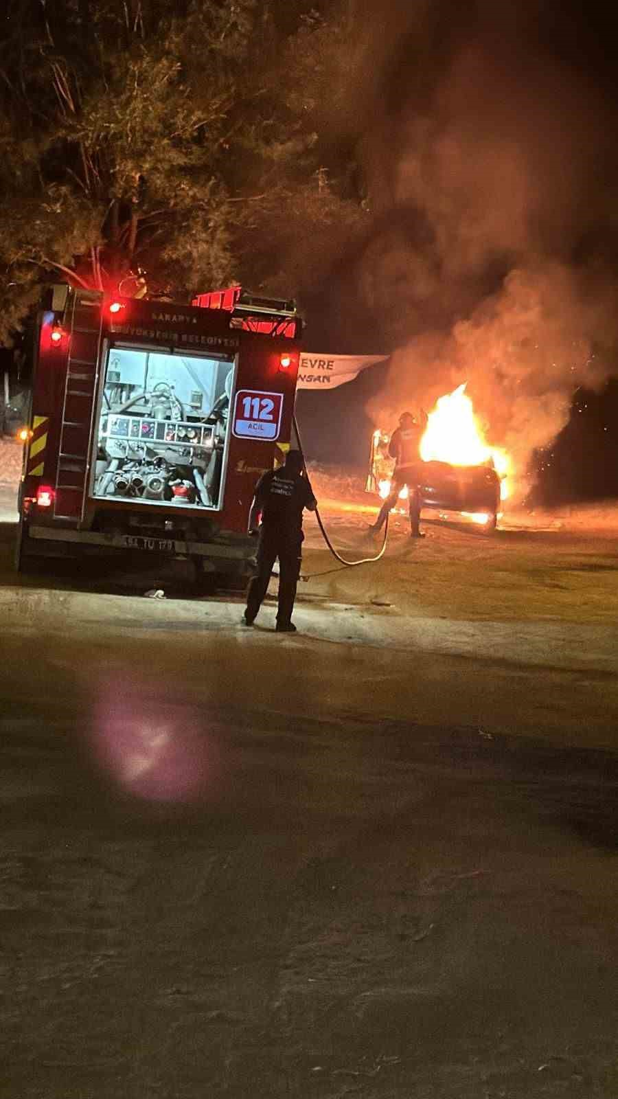 Benzin kaçağı sebebiyle park halindeki otomobil alev alev yandı
