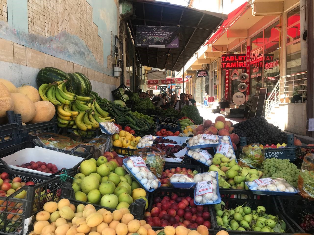 Bayburt’ta bir vatandaş elma aldığı tezgahın satıcısını bulamayınca notla para bırakıp helallik istedi
