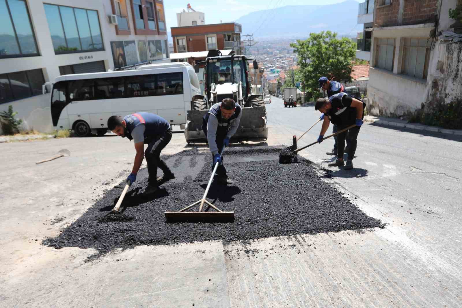 Bayraklı’da yollar yenileniyor
