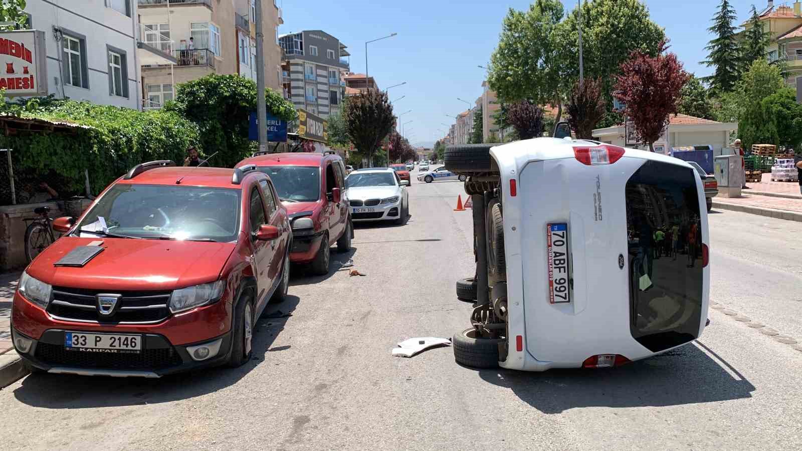 Karaman’da otomobil ile çarpışan hafif ticari araç yan yattı
