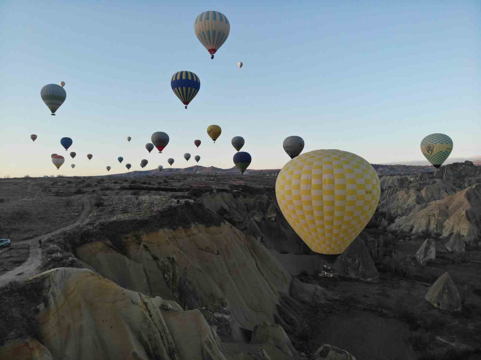 Sıcak hava balon pilotları 300 saatlik eğitimden geçiyor
