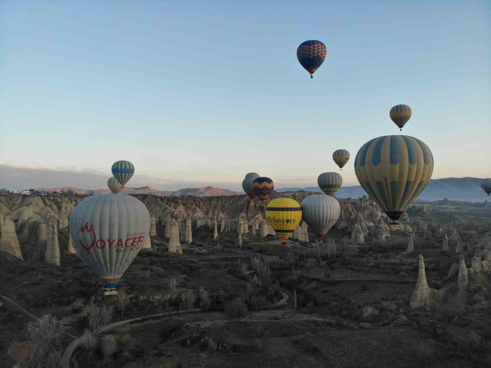 Sıcak hava balon pilotları 300 saatlik eğitimden geçiyor
