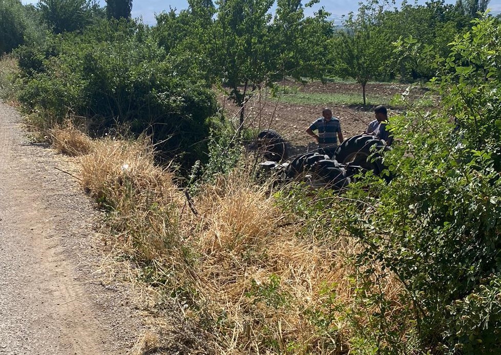 Kontrolden çıkan traktör devrildi: 4 yaralı
