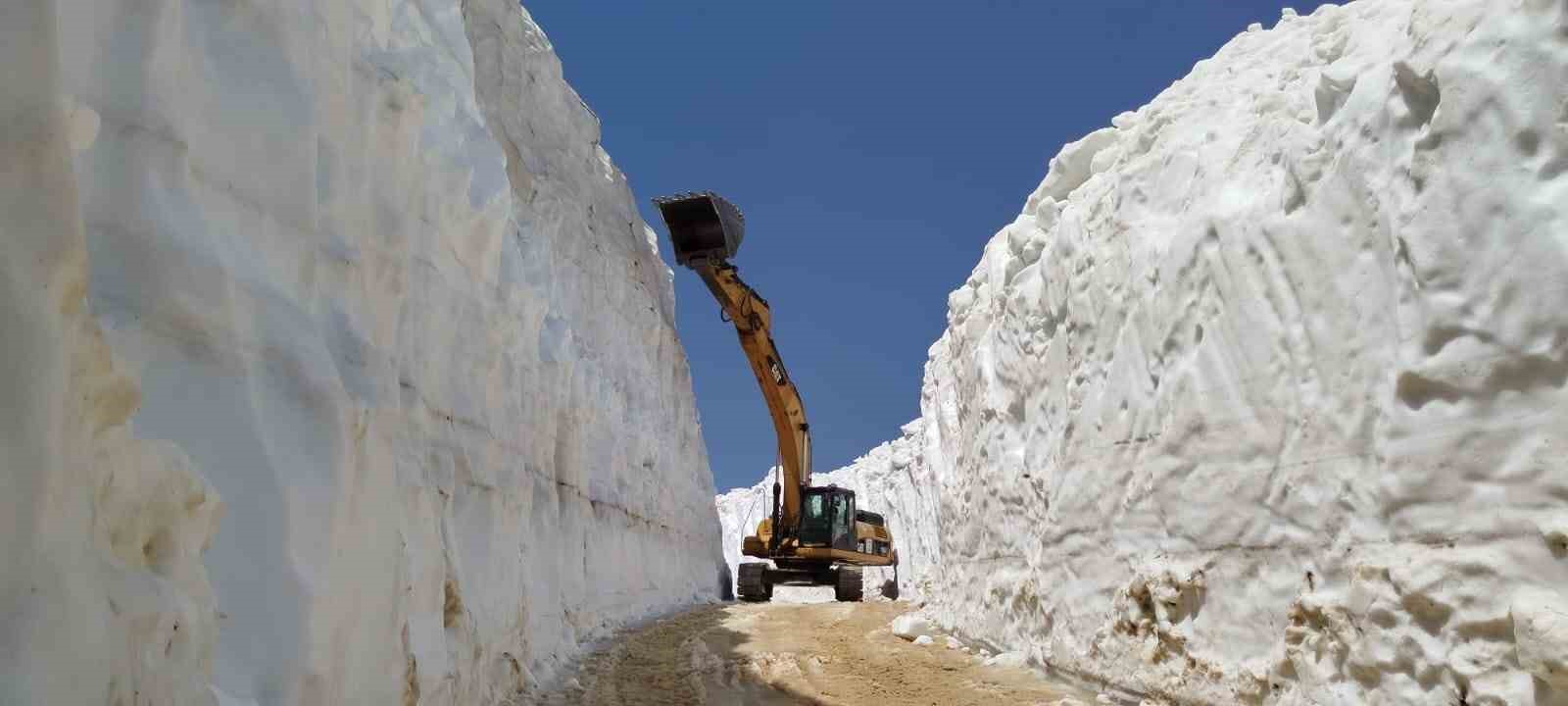 Haziran ayında 8 metreyi bulan karda yol açma çalışması
