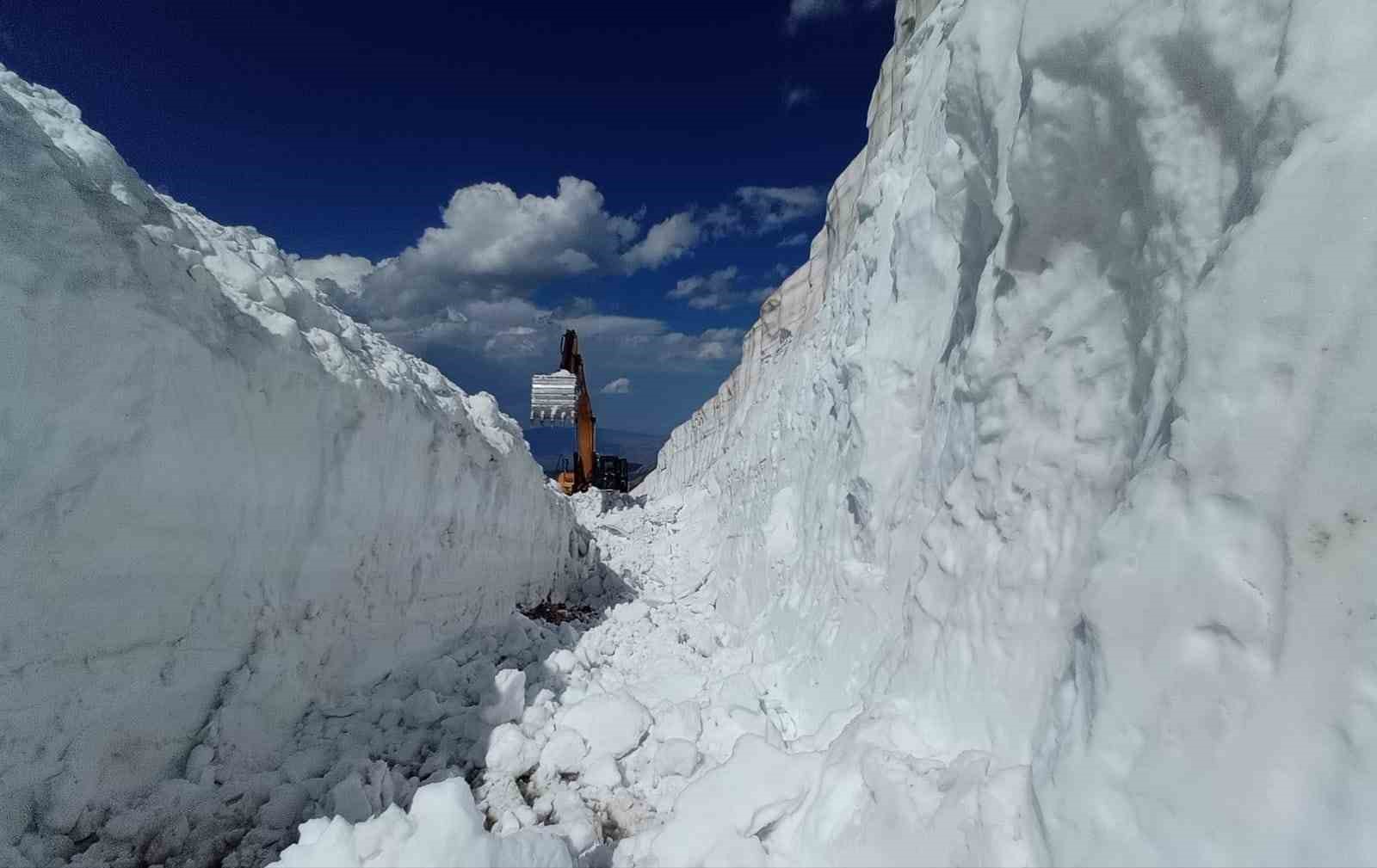 Haziran ayında 8 metreyi bulan karda yol açma çalışması
