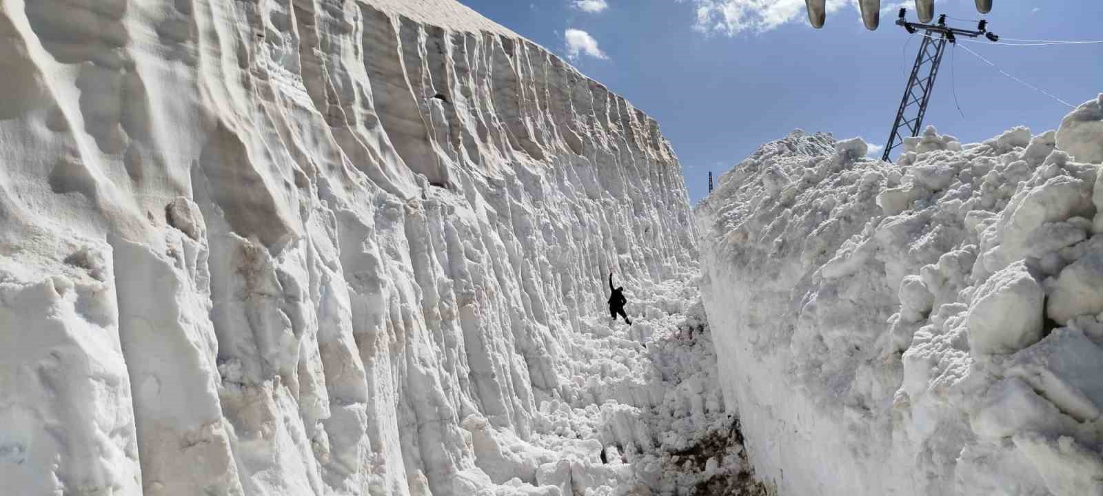 Haziran ayında 8 metreyi bulan karda yol açma çalışması
