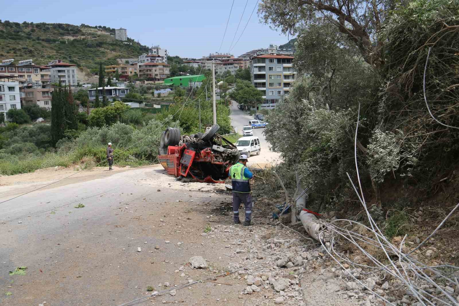 Takla atarak hurdaya dönen hafriyat kamyonunun sürücüsü yaralandı
