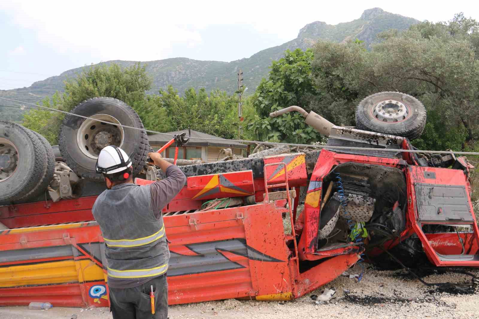 Takla atarak hurdaya dönen hafriyat kamyonunun sürücüsü yaralandı
