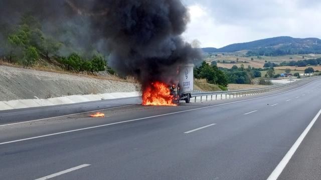 Çaresizce araçlarının yanmasını izlediler
