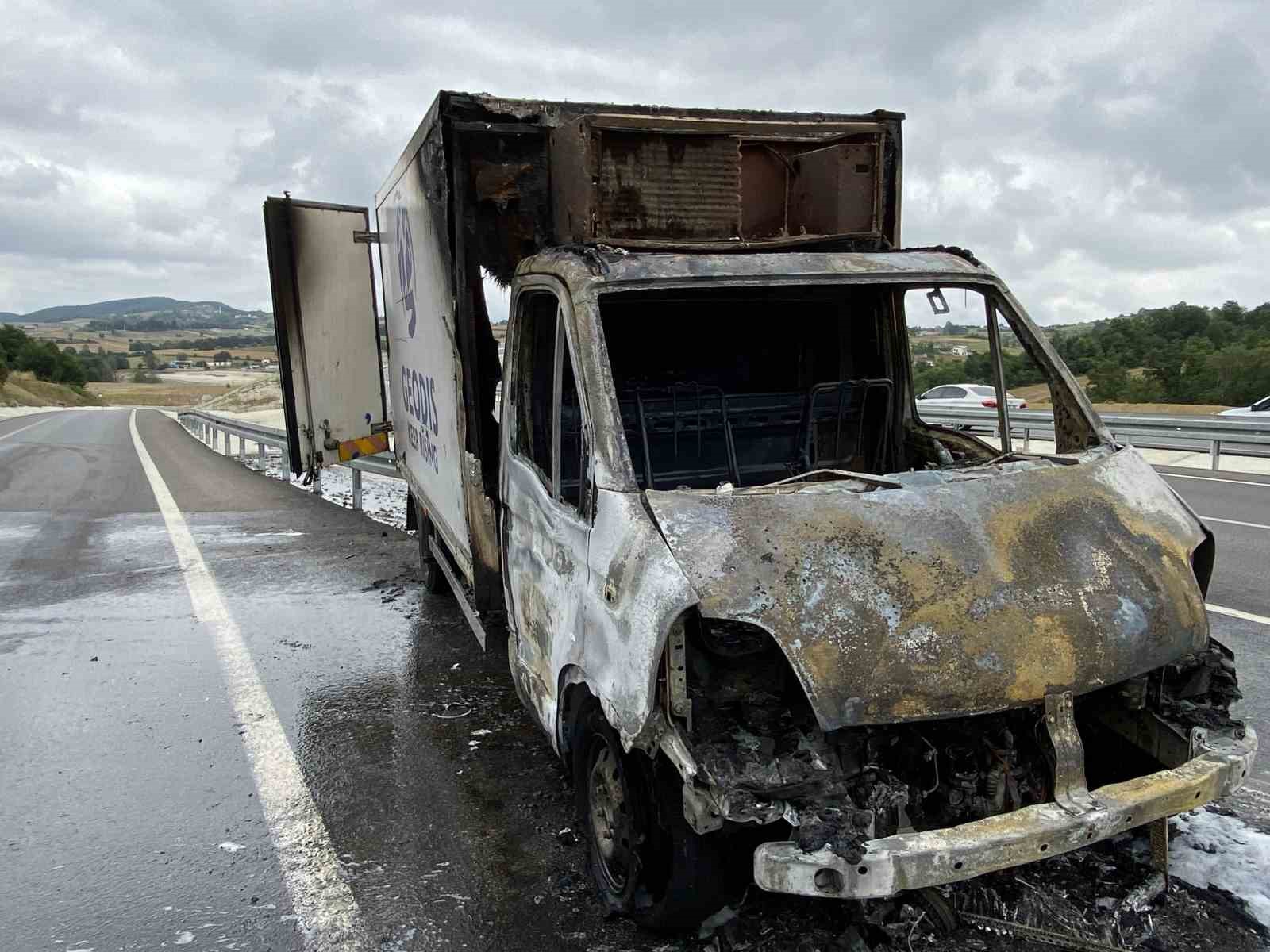 Çaresizce araçlarının yanmasını izlediler
