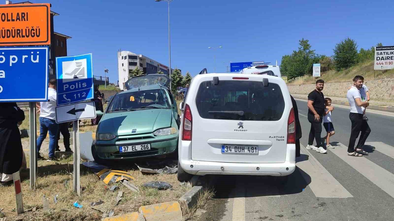 Kastamonu’da kamyonet ile otomobil çarpıştı: 3 yaralı
