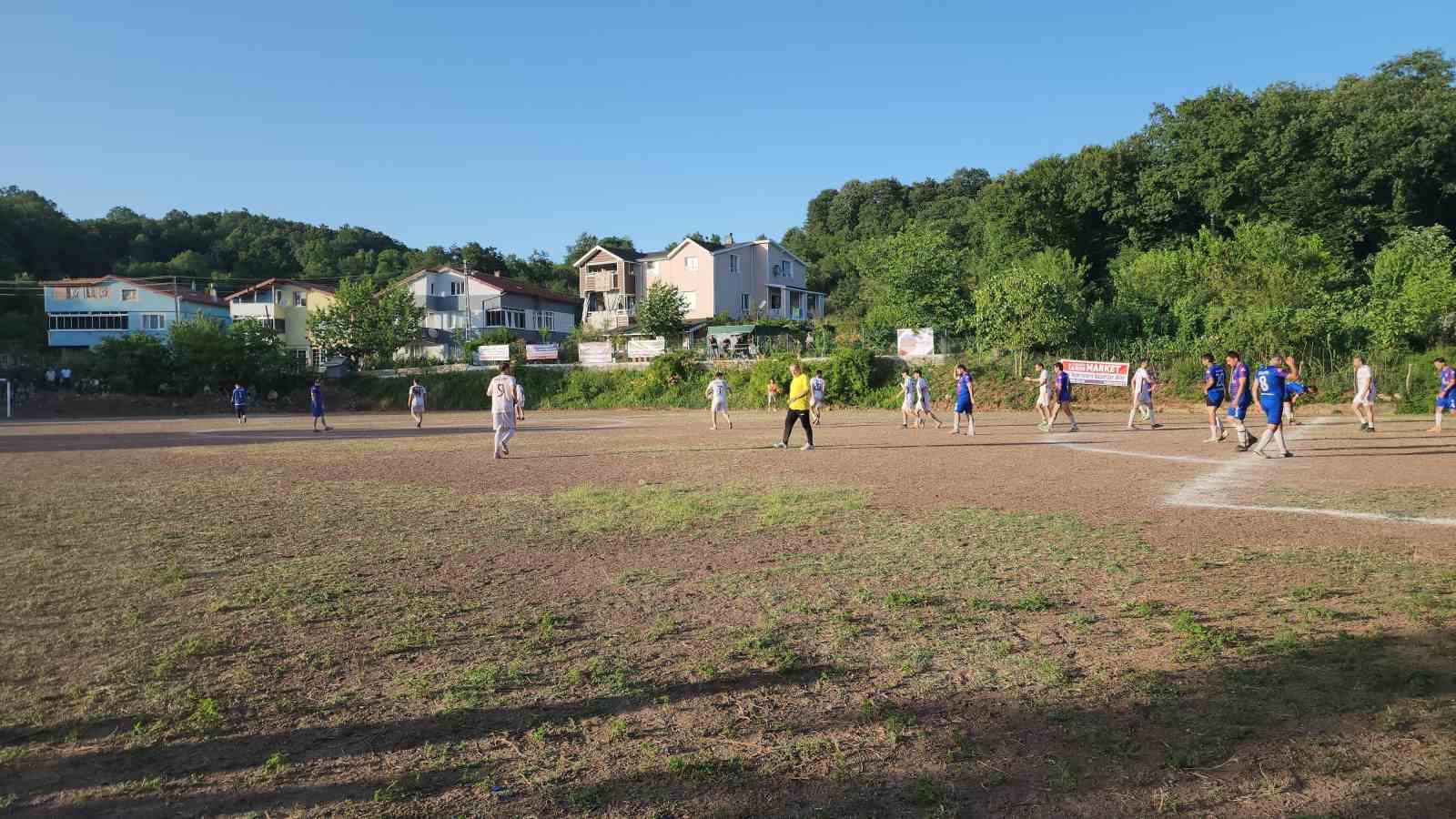 Şampiyonluğu ödül olan koyunla birlikte kutladılar
